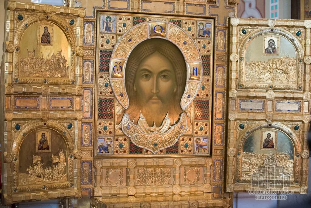 Иконы в церкви