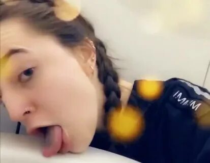 Görüntülerdeki kadın, uçak klozetini yalarken görülüyor. 