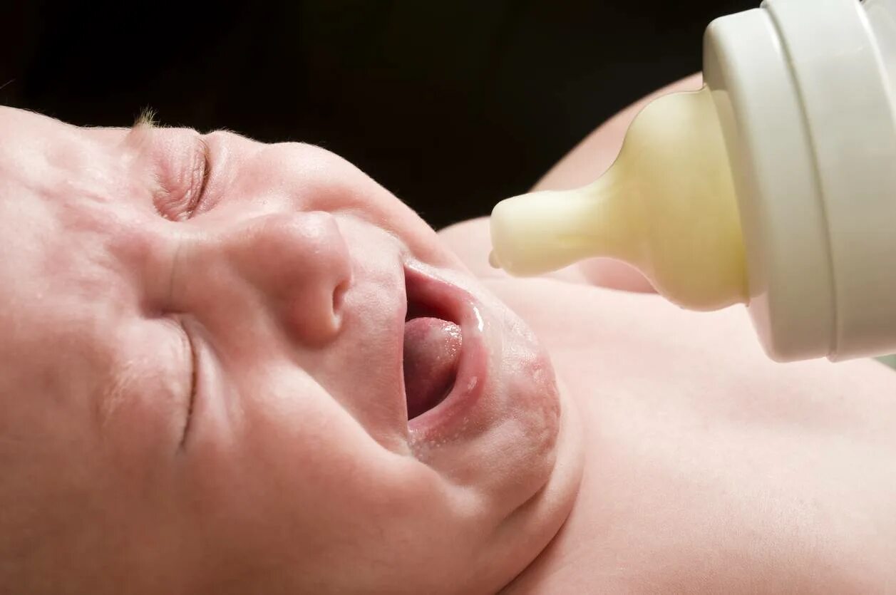Лактазная недостаточность у новорождённых. Новорожденный с молоком. Лактазная недостаточность у новорожденного. Лактозная недостаточность у грудничка.