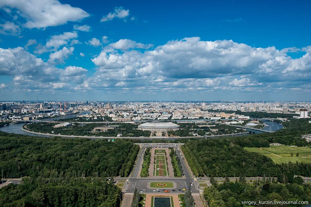 Смотровая площадка мгу. Смотровая площадка МГУ Воробьевы горы. Смотровая площадка на Лужники МГУ. Воробьевы горы вид на МГУ. Смотровая площадка Воробьевы горы вид на МГУ.