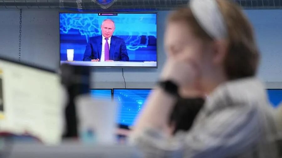 довольный на прямой линии. владимир путин прямая линия 2021. прямая линия с президентом 30 июня 2021. прямая линия с путиным 2021 30 июня. на прямую линию путину поступило 2 миллиона вопросов.