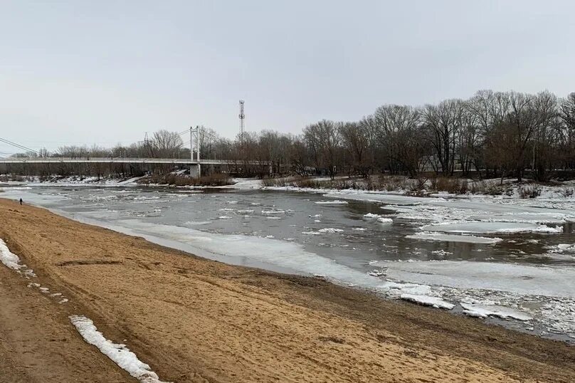 Река урал в оренбурге уровень воды сегодня. Урал Оренбург ледоход. Ледоход в Оренбурге 2022. Ледоход на Урале Оренбург 2022. Уровень воды у Оренбурга.