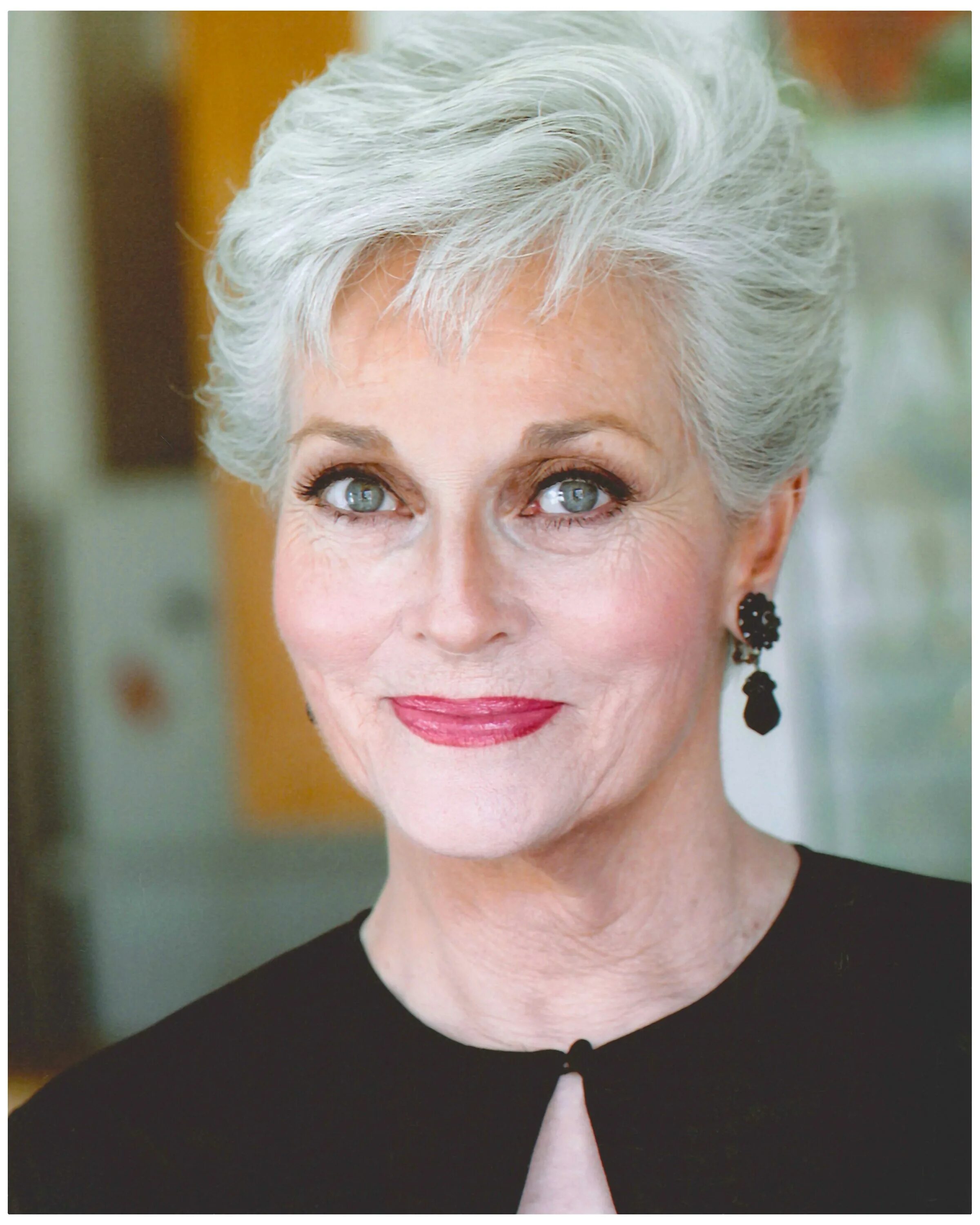 Седые волосы 50 лет. Lee Meriwether. Дафна Хикс Grey hair. Модель 60+ Барбара.