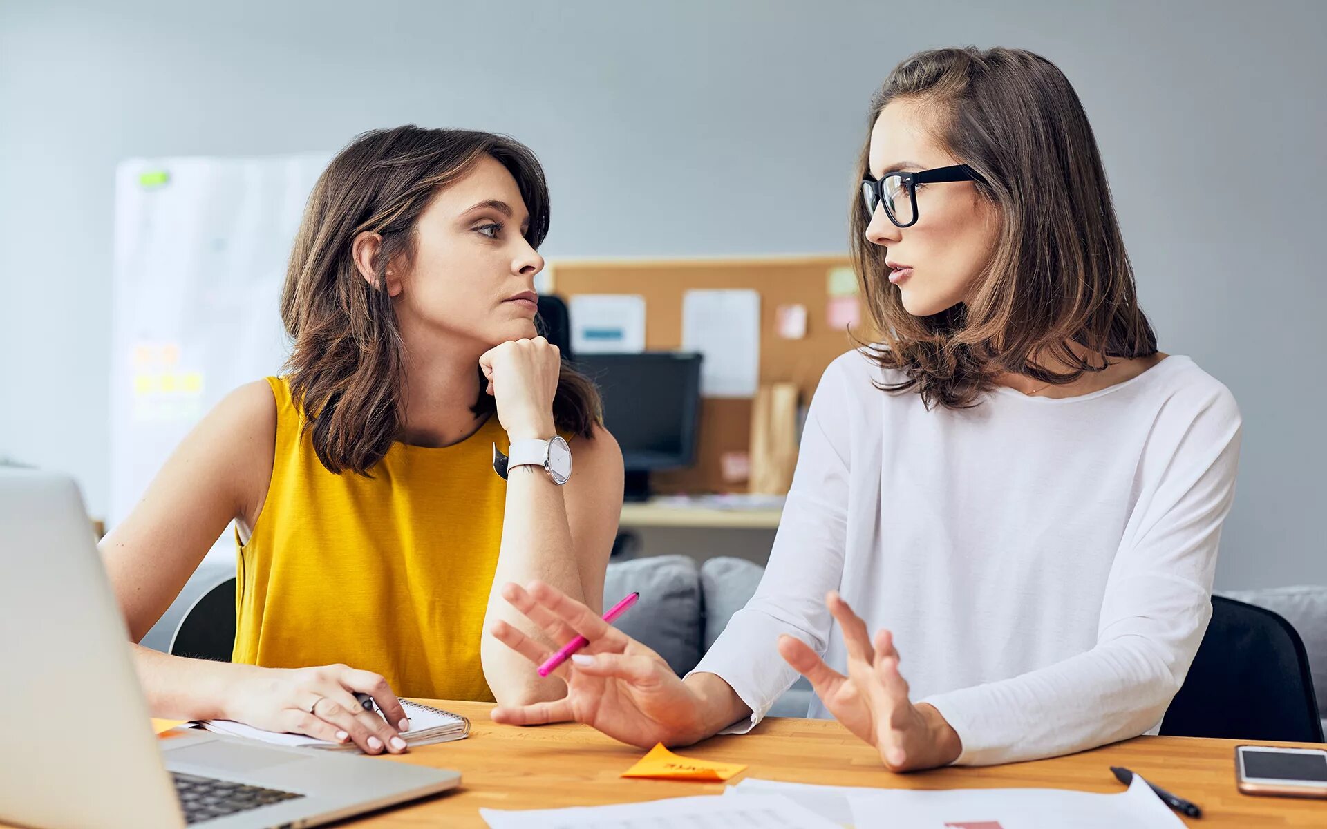 Working like talking. Общительный человек. Общительная девушка. Пассивная девушка. Ненасильственное общение фото.