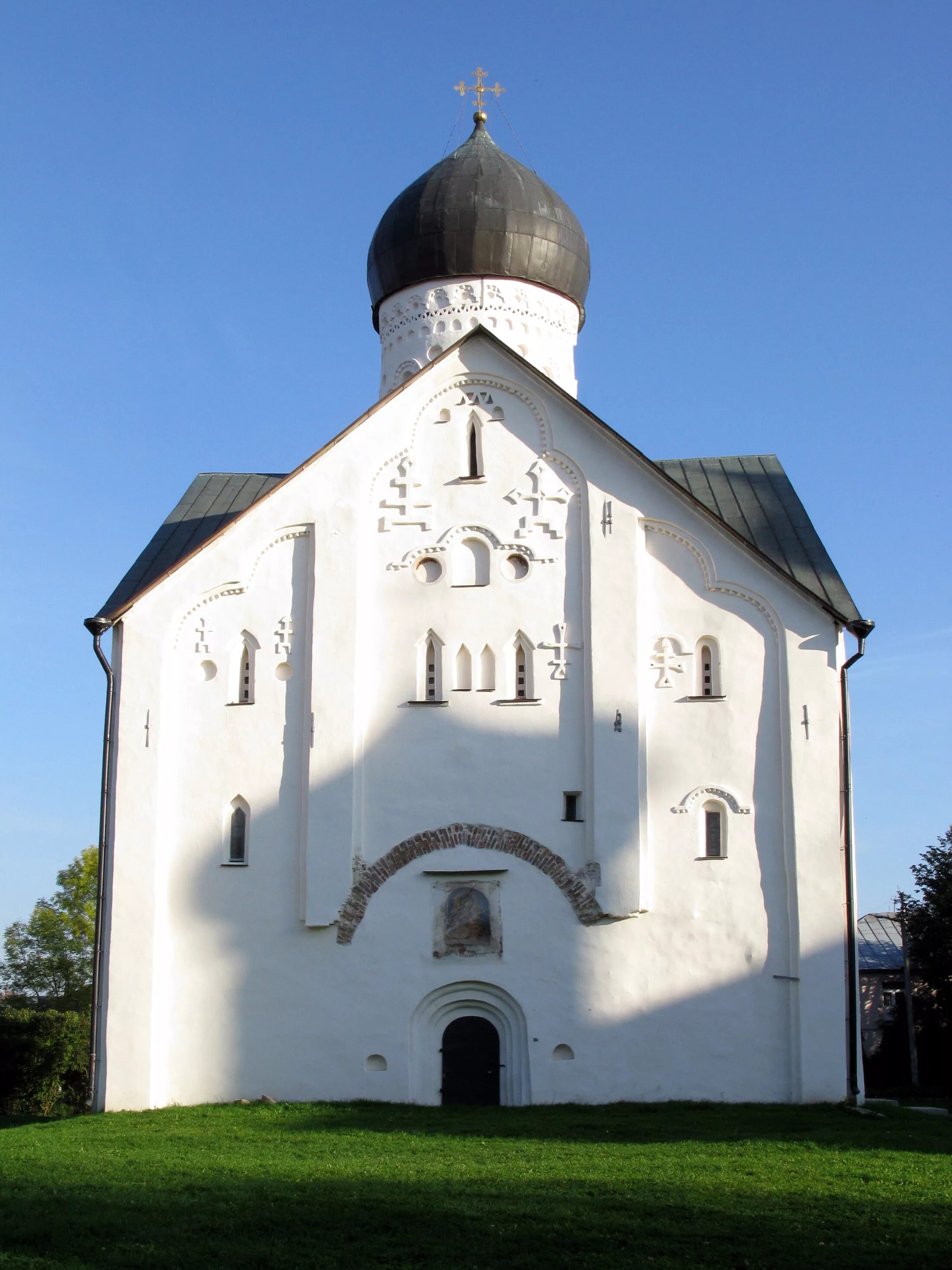 Архитектура 13 14 века. Церковь Спаса Преображения в Новгороде. Церковь Спаса Преображения на Ильине улице в Новгороде. Церковь в Новгороде 14 век. Церковь Спаса Преображения на улице Ильина Великий Новгород.