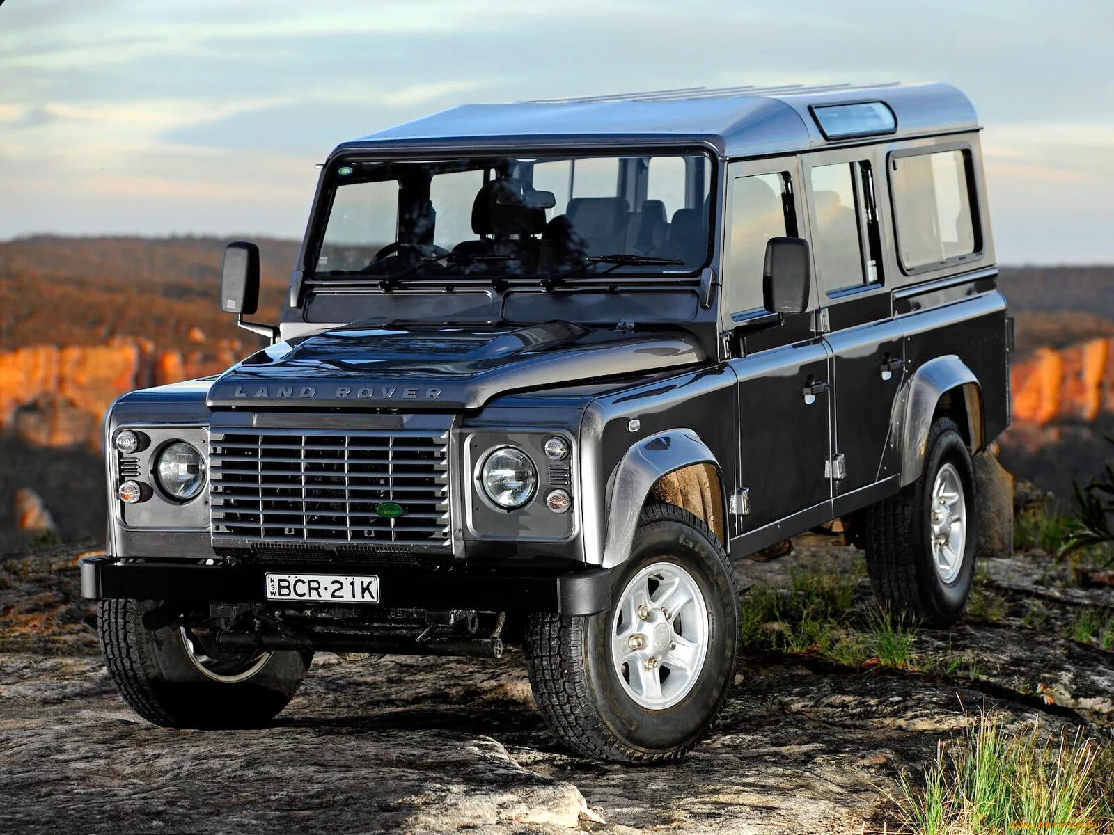 Defender auto купить. Ленд Ровер Дефендер 110. Ленд Ровер Дефендер 110 2007. Ленд Ровер Дефендер 2007. Рендж Ровер Defender 110.