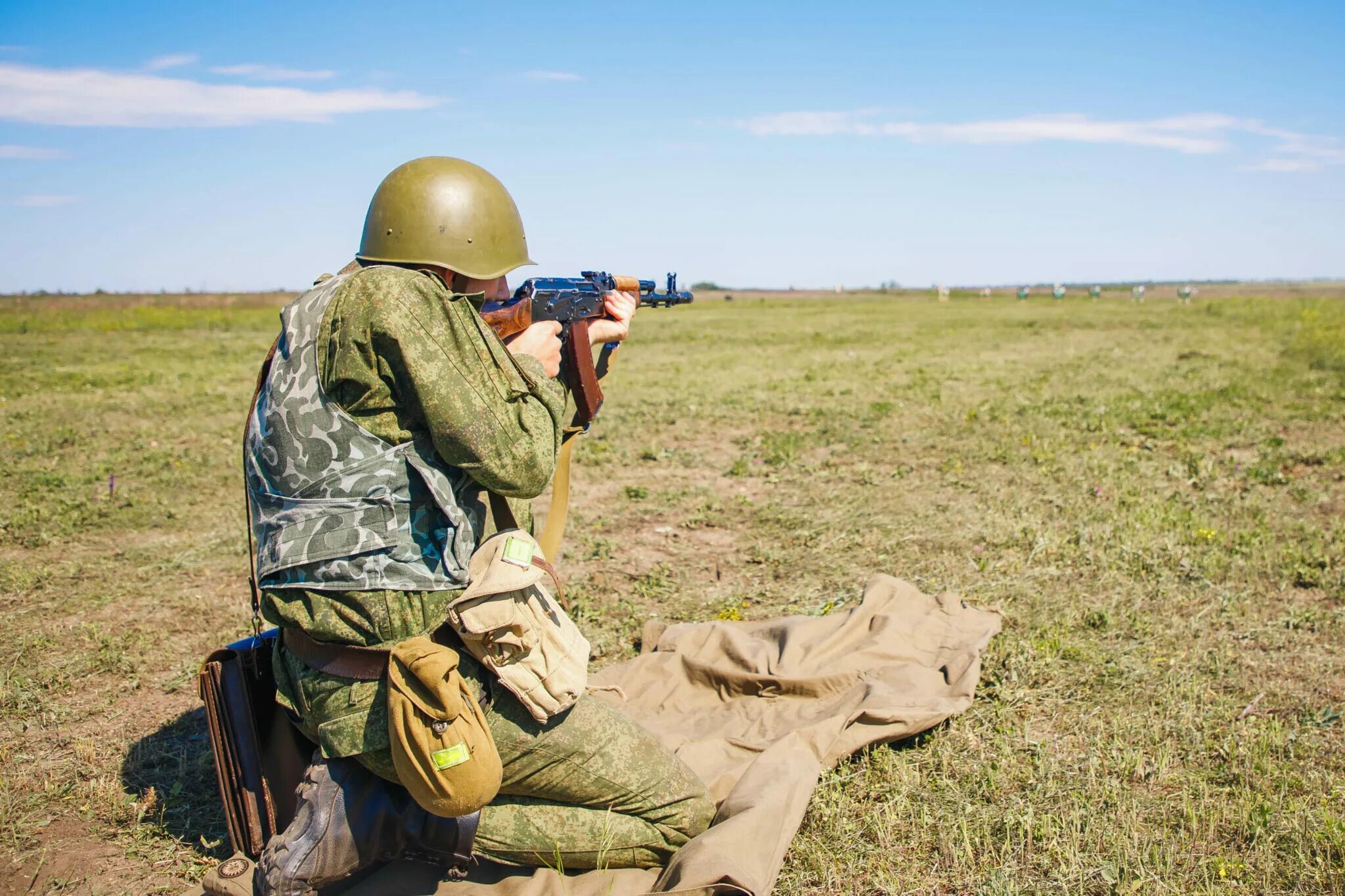 Военные с оружием в руках. Военные стрельбы. Солдат с автоматом. Солдат на стрельбах.