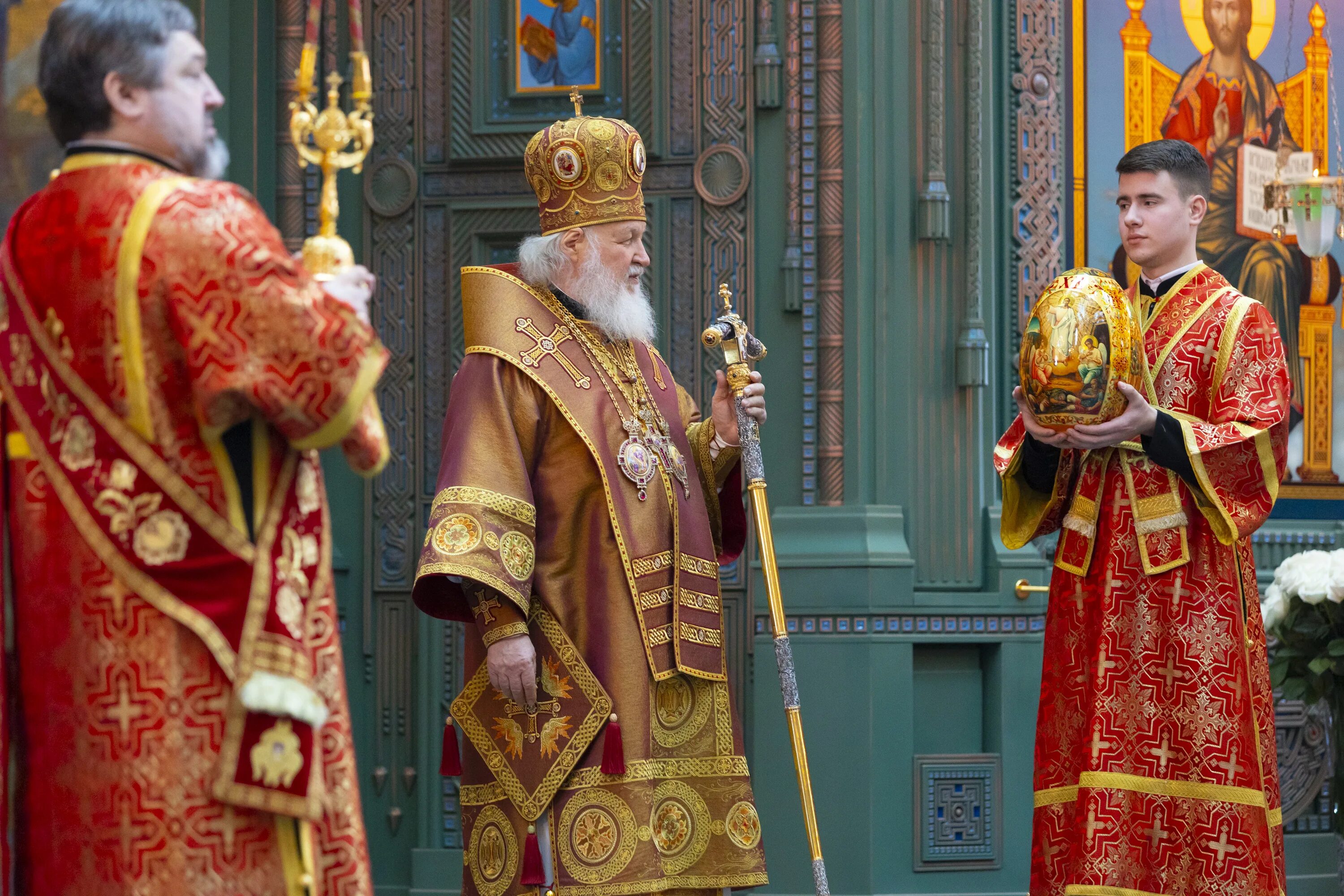 Литургия в храме христа спасителя. Патриаршей церкви. Патриарх питирим 1672-1673. Патриарх 17 век. Римско-католический храм в ялте.