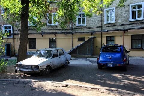 Брошенный автомобиль во дворе