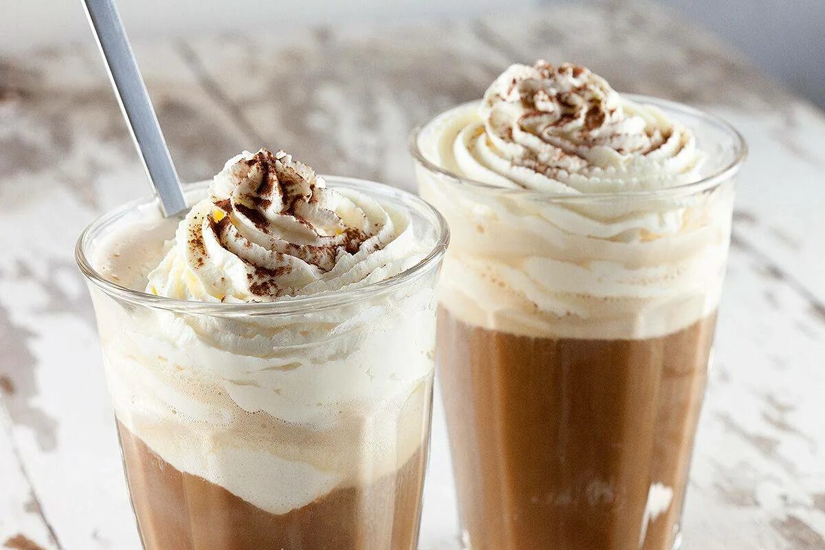 Холодный кофе с мороженым. Кофе-глясе кофейные напитки. Айс глясе. Капучино глясе. Кофе глясе с мороженым.