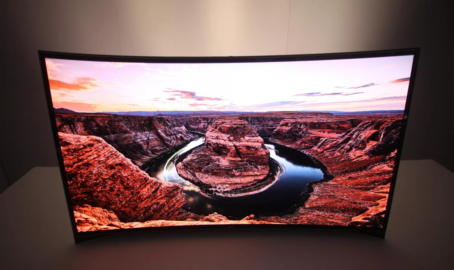 Самый дорогой экран. ТВ самсунг OLED. Samsung OLED телевизоры. OLED монитор Samsung изогнутый. Телевизор самсунг изогнутый экран.