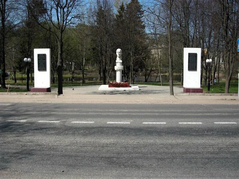 Красногорск поселок нахабино. Парк Карбышева в Нахабино. Памятник Карбышеву в Нахабино. Нахабинский памятник Карбышев. Памятник д м Карбышеву в Нахабино.