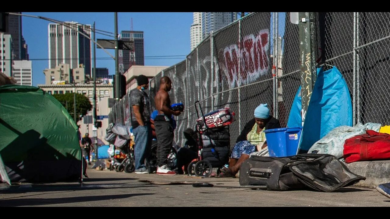 Лос анджелес бомжи. Лос Анджелес бездомные. Лос Анджелес 2023 год. Лос-Анджелес 2023 лето люди. Битумные ямы Лос Анджелес.