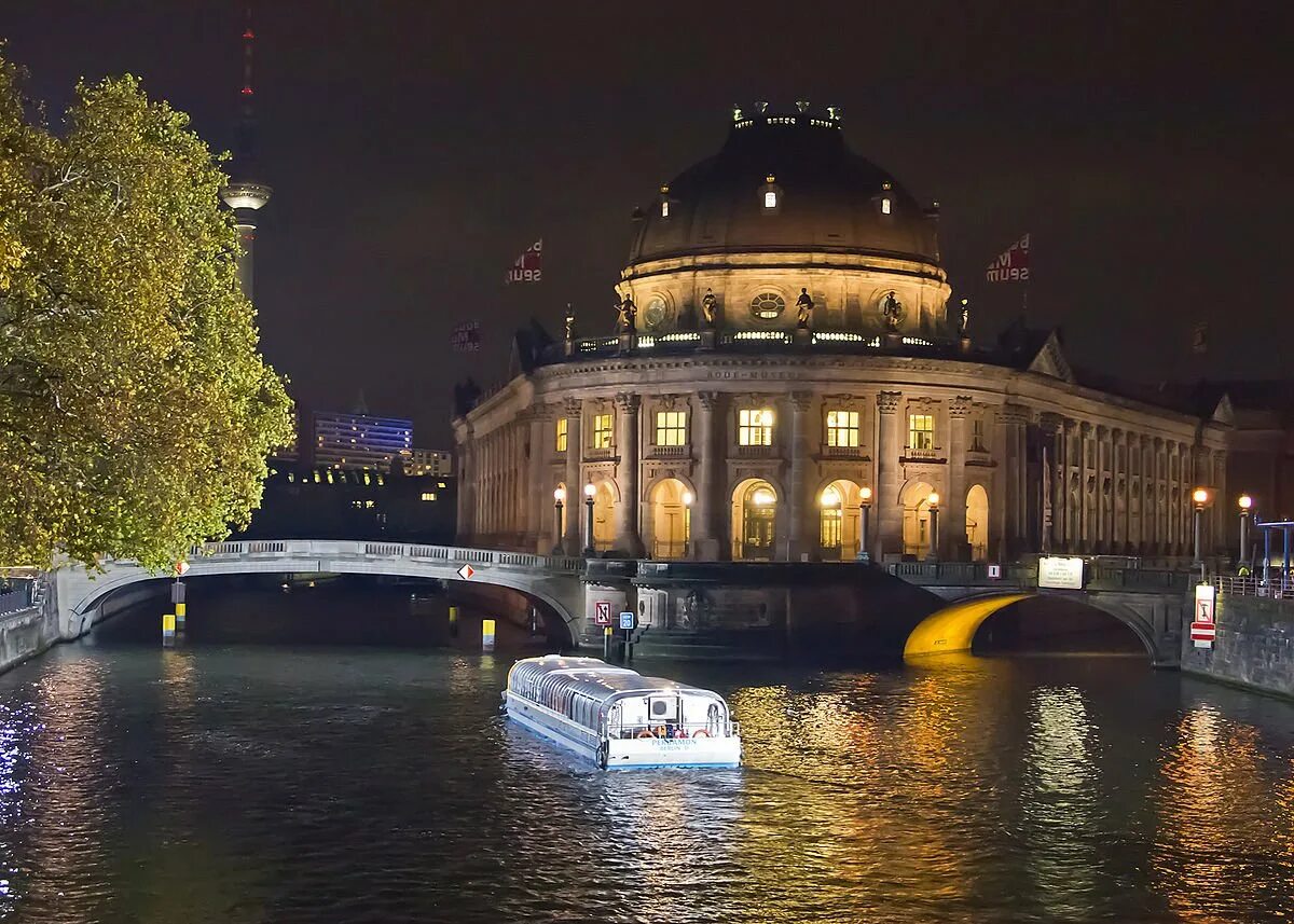 Museum island. Музеумсинзель музейный остров в Берлине. Остров музеев в Берлине. Музейный остров музей Боде. Музейные острова в Берлине Боде.