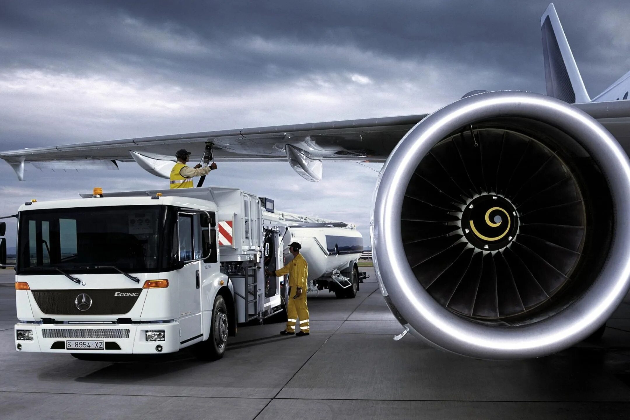 Mercedes-Benz Econic. Грузовой самолет. Автомобиль самолет. Самолет Мерседес Бенц.