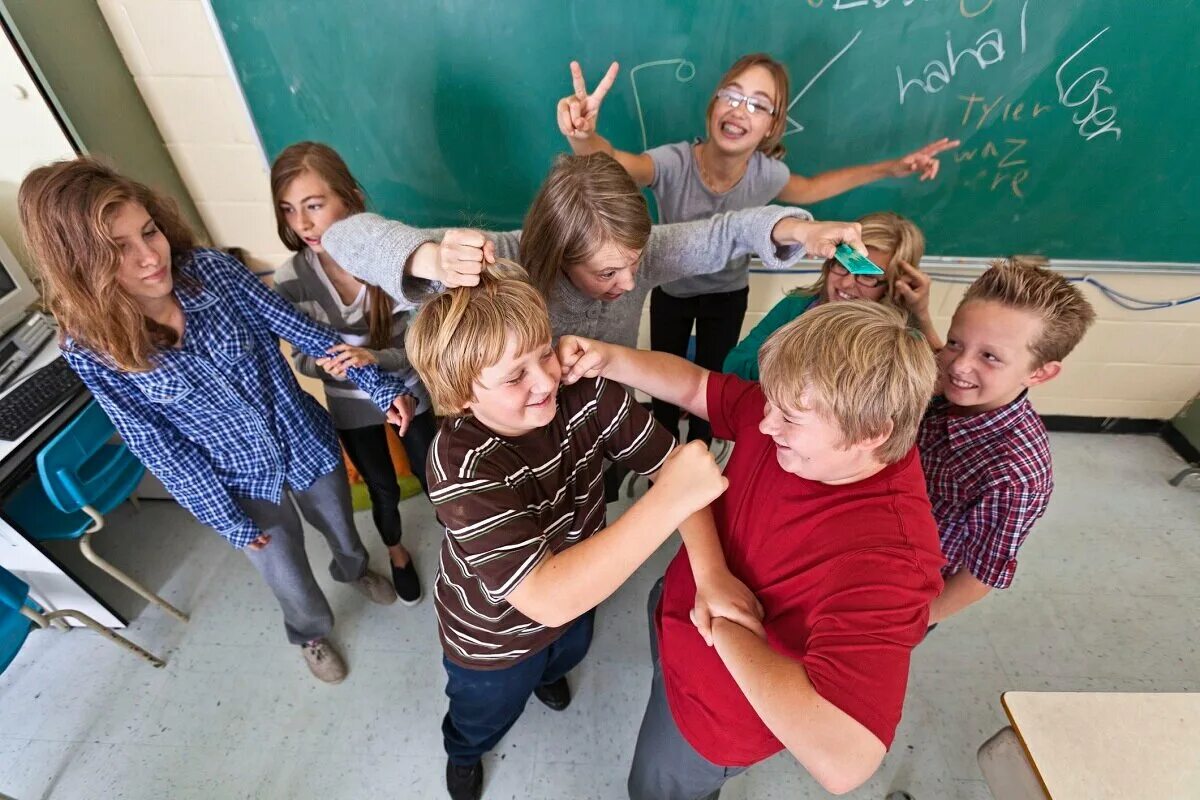 School problems. Дисциплина в школе. Дети дурачатся в школе. Дисциплинированные дети школа. Дети бесятся в школе.