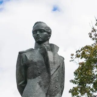 Где установлен памятник лермонтову
