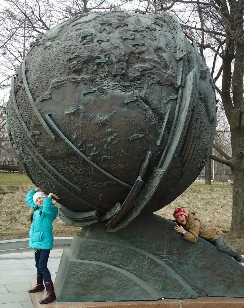 Памятник глобус. Москва аллея Космонавтов на ВДНХ Глобус. Глобус Вселенной скульптура. Памятник глобусу в Москве.