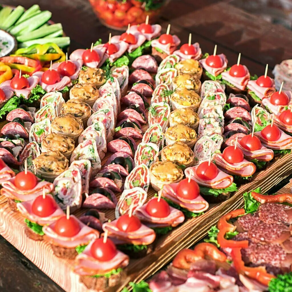 Мясной фуршет. Закуски на праздничный стол. фуршетные закуски. закуски на фуршетный стол. бутерброды для фуршета.