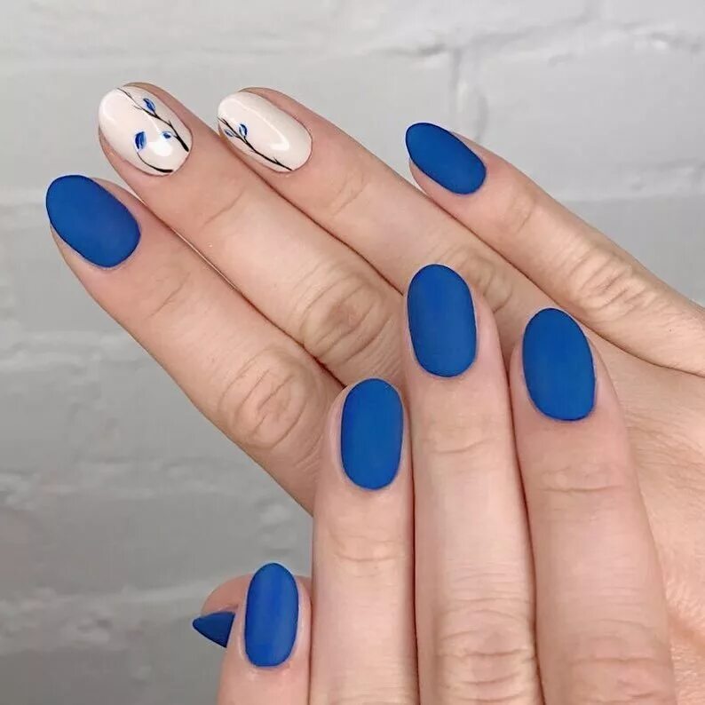 Ногти в голубых тонах. Нежно голубой маникюр. Маникюр голубого цвета. Маникюр на овальные ногти со стразами. Голубой маникюр.