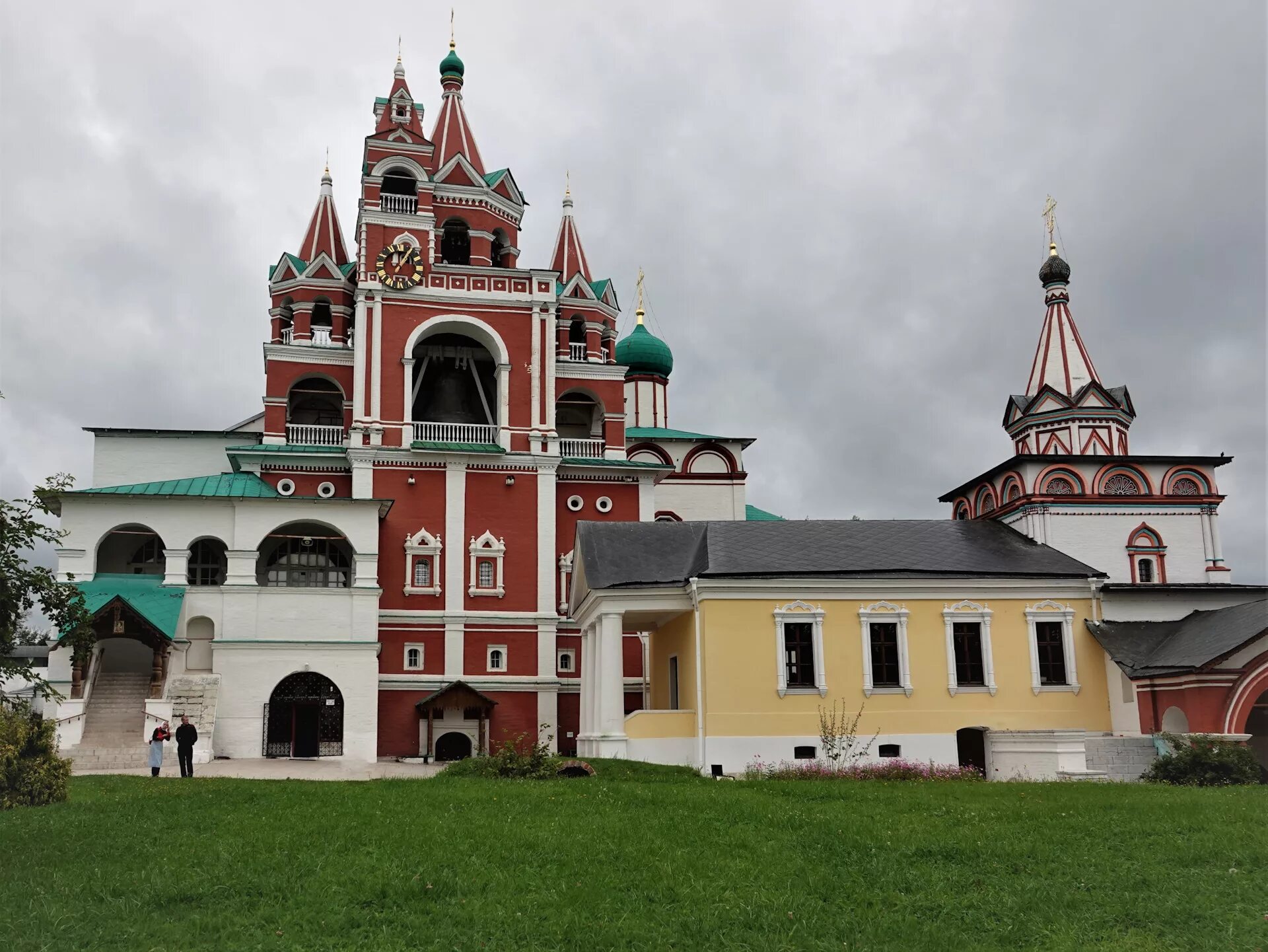 Зеленоград монастырь саввы сторожевского. Саввино-сторожевский монастырь звенигород. Сторожевский монастырь в звенигороде. Звенигород достопримечательности монастырь саввино сторожевский. Звенигород саввино-сторожевский монастырь экскурсии.