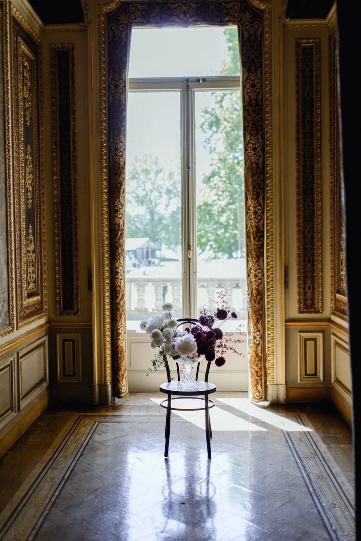 Опочивальня марии федоровны михайловский замок. Зимний дворец статуи атлантов. Sims 4 дворец. Желтая комната в особняке. 50 дворцов.