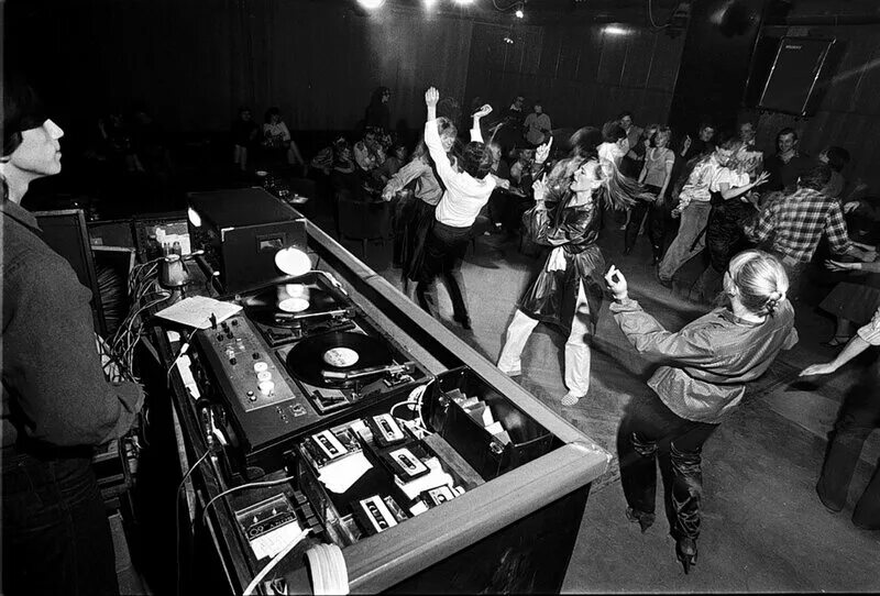 советская молодежь 90х дискотека. 80 е годы дискотека. рижская мода 80-х. дискотека в 80-е годы. 70 е танцплощадка ссср.