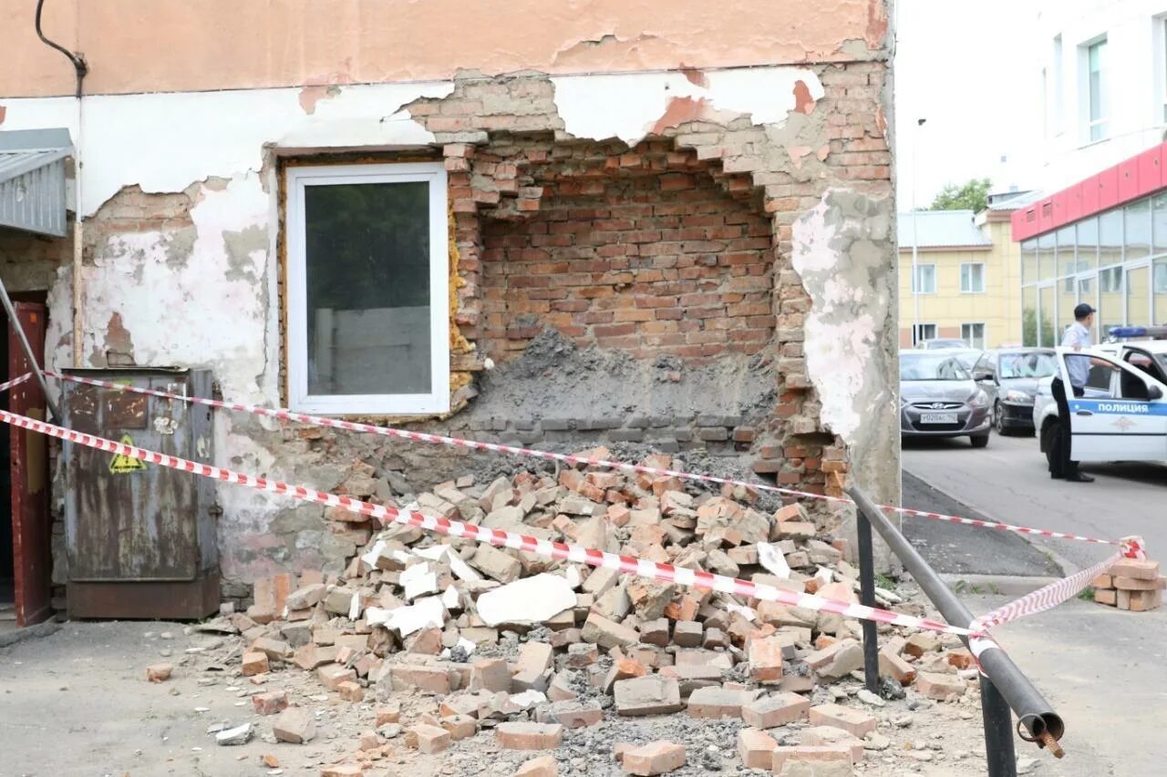 Кирпичный дом развалился. Разрушенный дом. Обвалы в ростове на дону. Обвал стен. Российские спасатели фото.