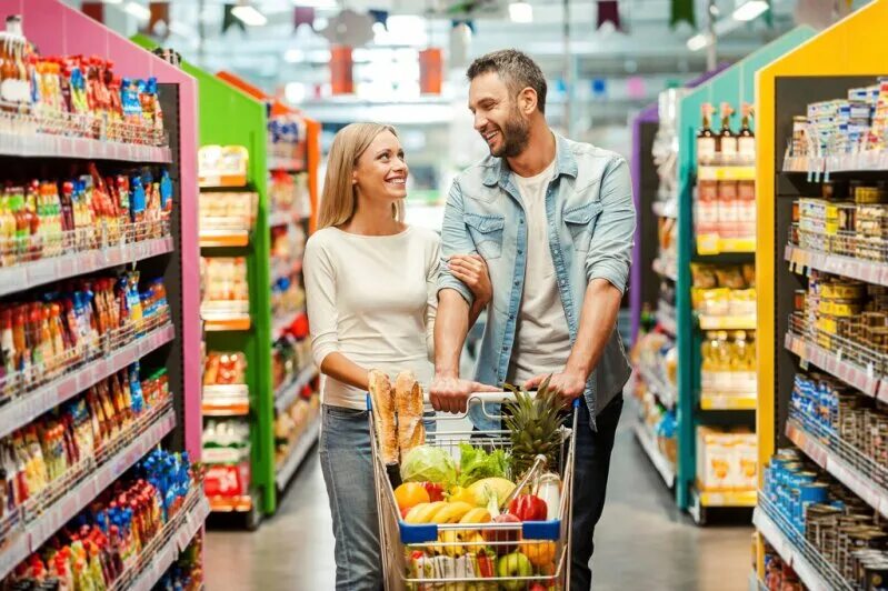 Торговый центр покупка. Продукты в супермаркете. Люди в супермаркете. Покупатели в Супермарекет. Продуктовый магазин.