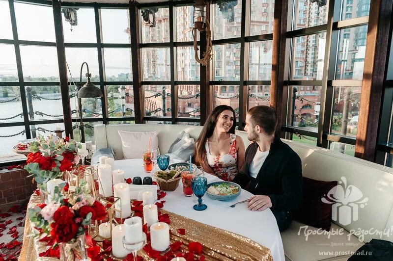 Предложение девушке в ресторане. Предложение девушке в ресторане