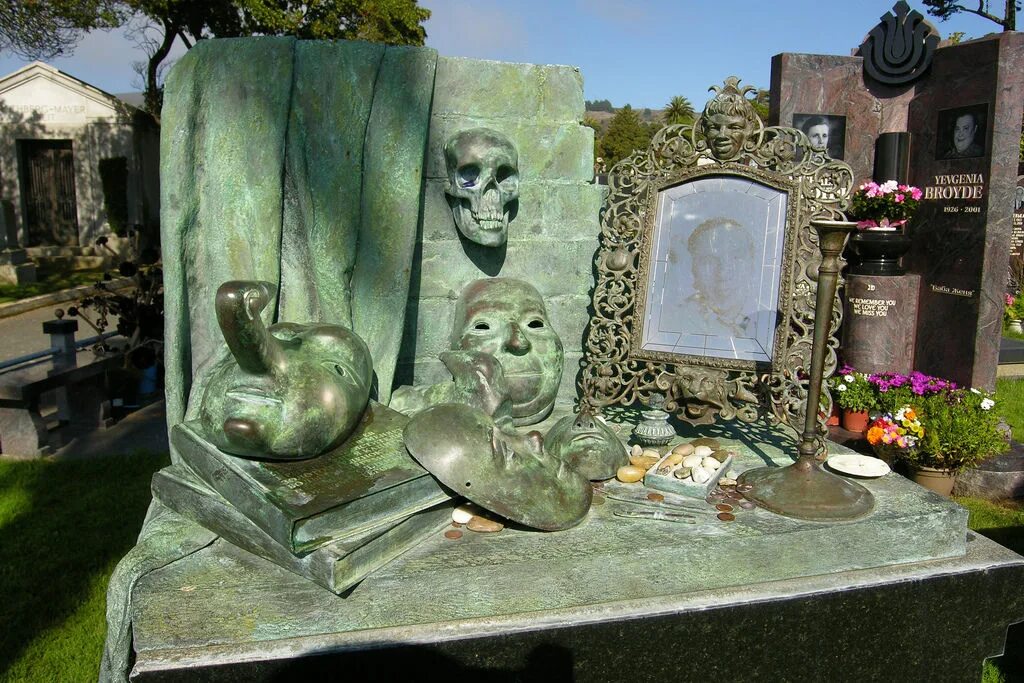 Крамаров похоронен. Могила Савелия Крамарова. Памятник Савелию Крамарову в Сан Франциско.