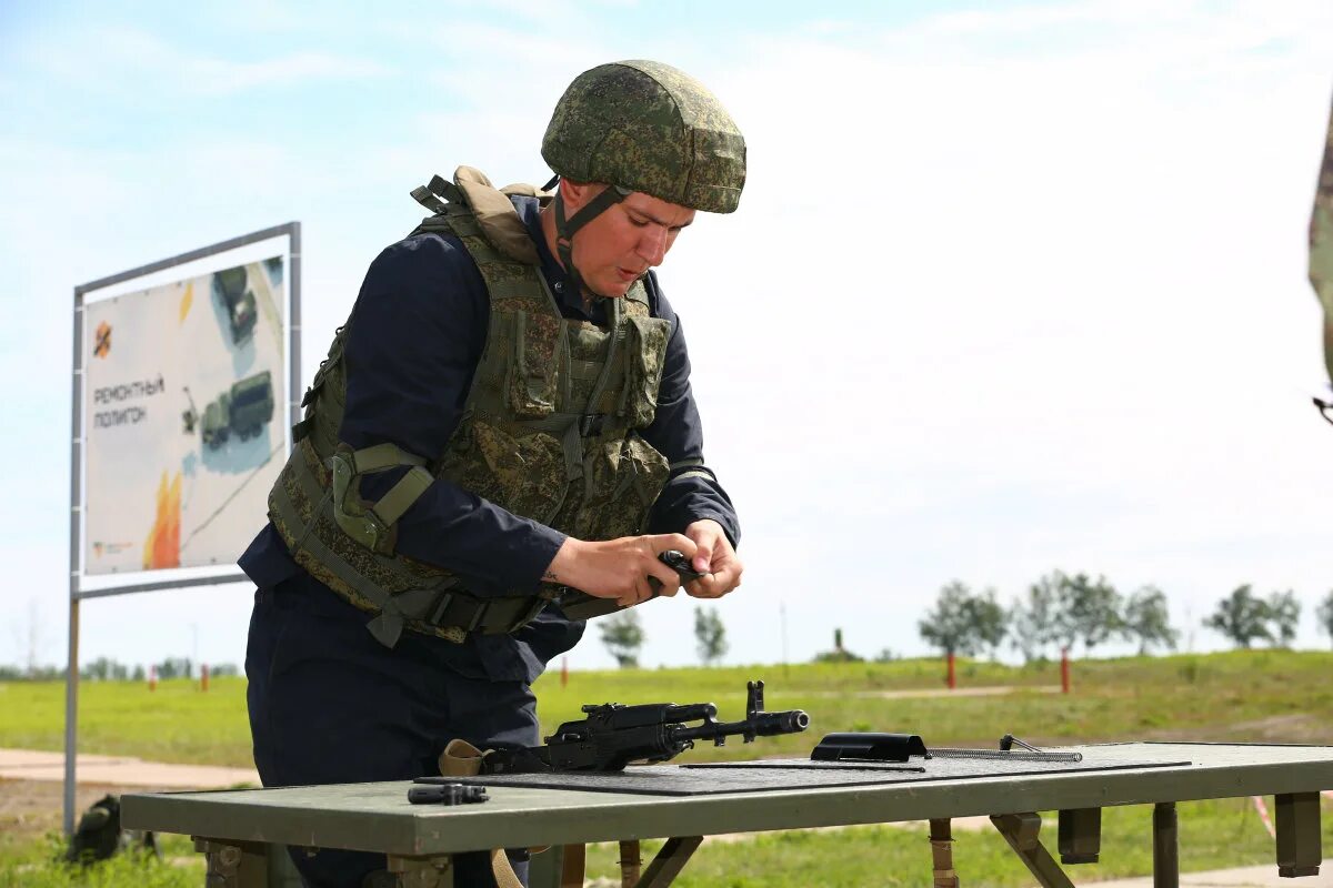 Боевой мастер 417. Мастер оружейник. Оружие Минобороны. Военный мастер. Ремонт стрелкового оружия.