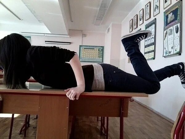 Красивые выпускницы. Подруги в школе за партой. Девушки в школе. Образ школьницы. Т девушку в школе.