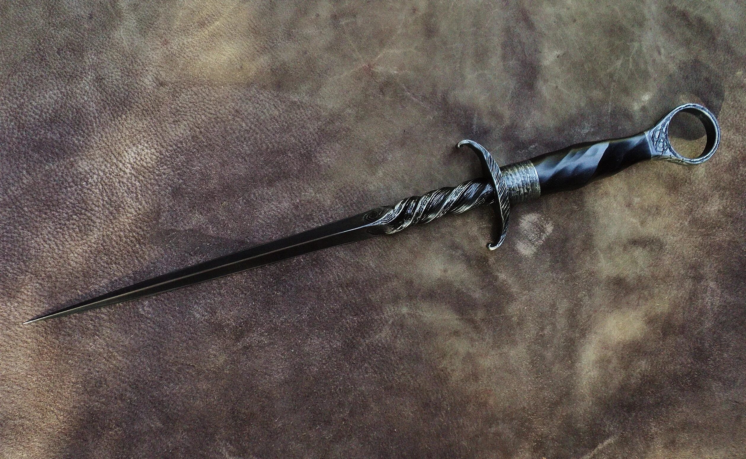 кинжал стилет. стилет холодное оружие. стилеты оружие. кинжал с тонким трехгранным клинком. стилеты оружие.