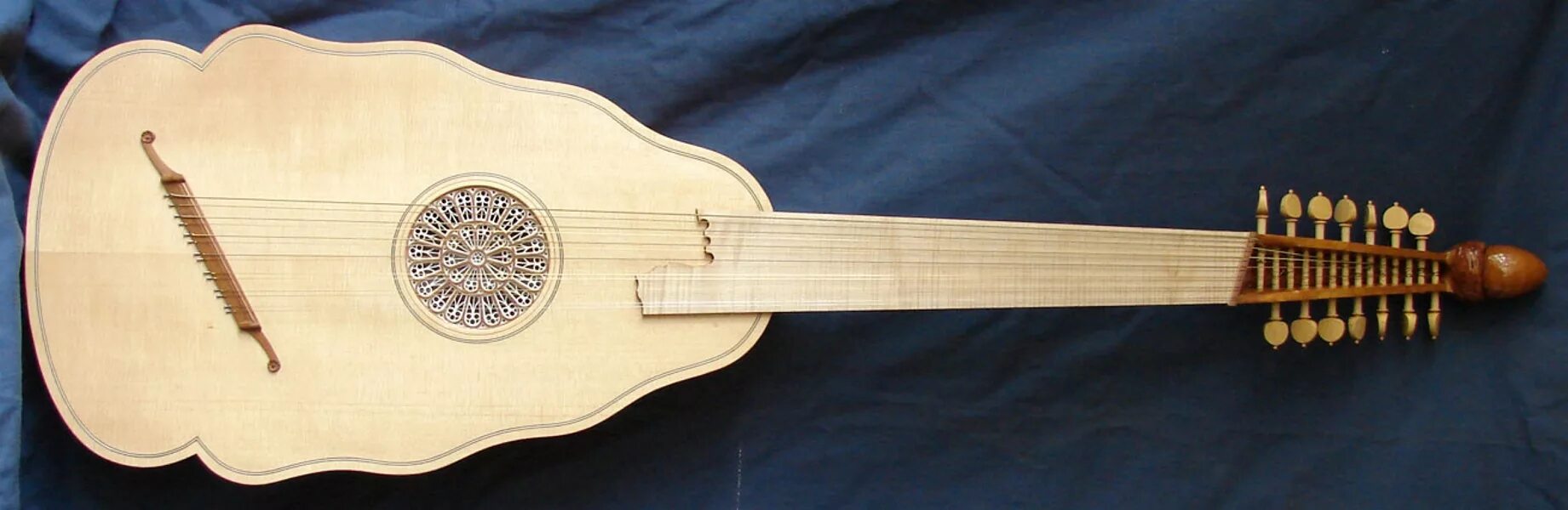Виола и лютня. Лютня музыкальный инструмент эпохи Возрождения. Лютня Джон Доуленд. Средневековая лютня.