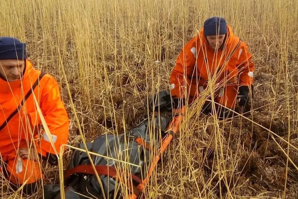 Человек в камышах. Рыбаки Кыштыма. Заблудился в камышах. В Кунашском районе в апреле утонули рыбаки. Бурино челябинская область рыбалка