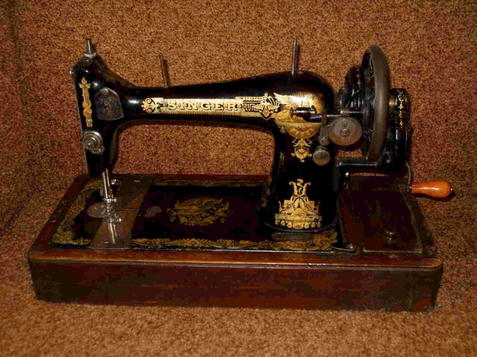 Старинная ручная швейная машинка