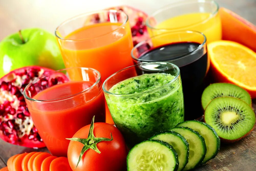 Vegetable juice. Детокс. Фруктовые и овощные соки. Свежевыжатые соки детокс. Фрукты сок.