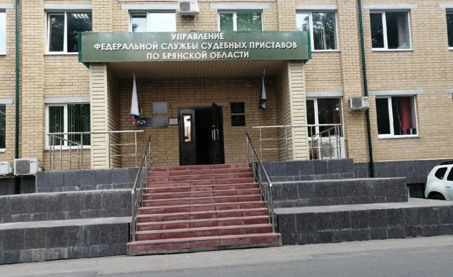 Должница. Фото судебных приставов в новозыбкове. Брянск улица дуки 59/9. Приставы брянск 07. Приставы новозыбков.