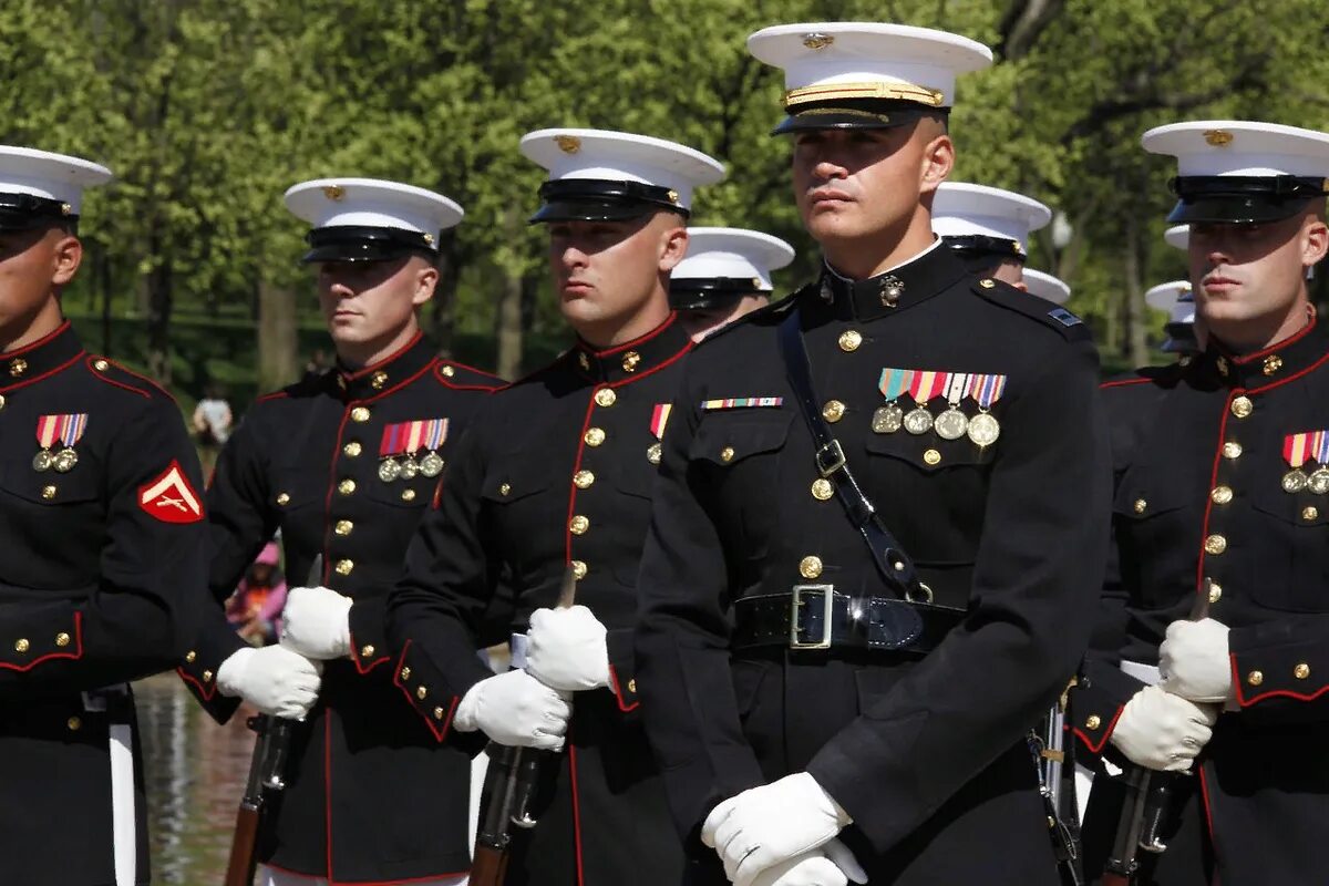 Офицер ли. USMC Dress Blue-морские пехотинцы. USMC Marine Corps uniforms. Парадная униформа армии США. USMC генерал.
