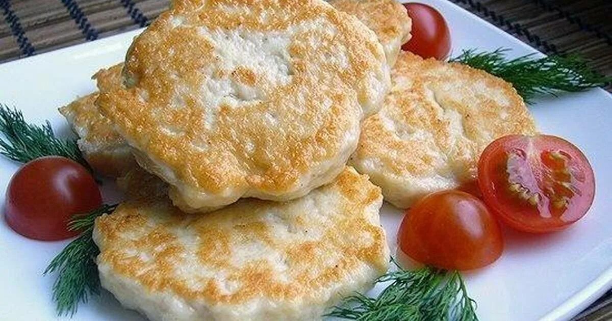 Куриные оладьи из куриной грудки с майонезом. Куриные оладушки. Оладьи из куриного фарша. Куриные оладьи из филе. Оладушки из куриной грудки.