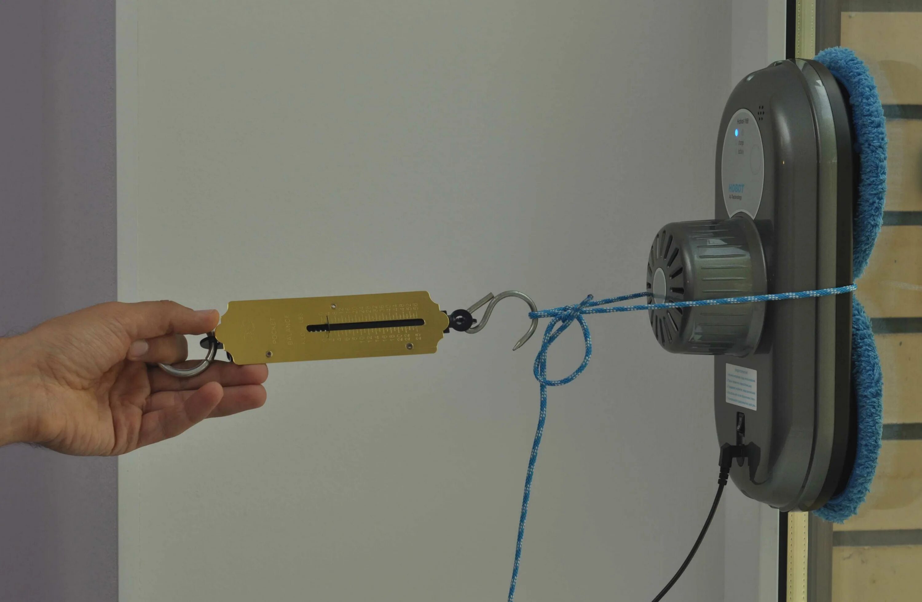 Инструкция к роботу мойщику окон. Робот для мойки окон hutt ddc55 белый. Робот для чистки окон. Первый робот мойки стекол  windoro. Робот мойщик окон даджет w200.