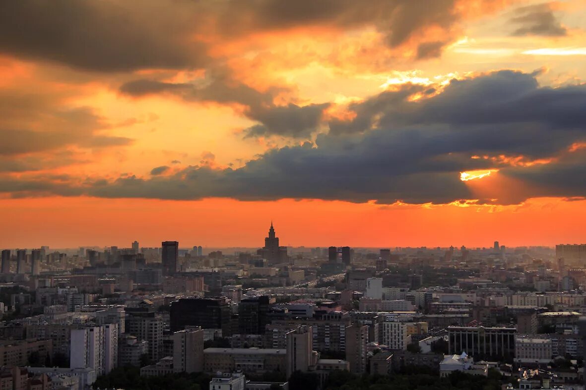 Панорама Москвы. Закат над городом. Панорама вечерней Москвы. Закат над Москвой.