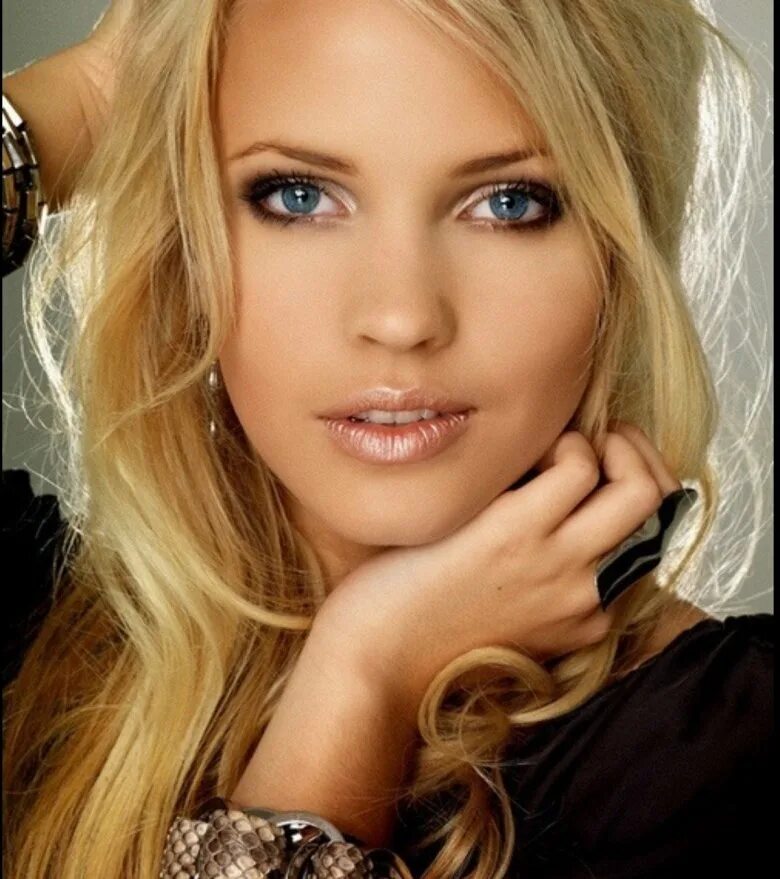 Emilie Nereng. Emilie Marie Nereng. Блондинка с зелеными глазами.