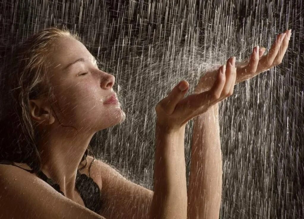 Воздух пахнет дождем. Под дождем. Фотосессия в душе. Девушка под дождем. Человек в душе.