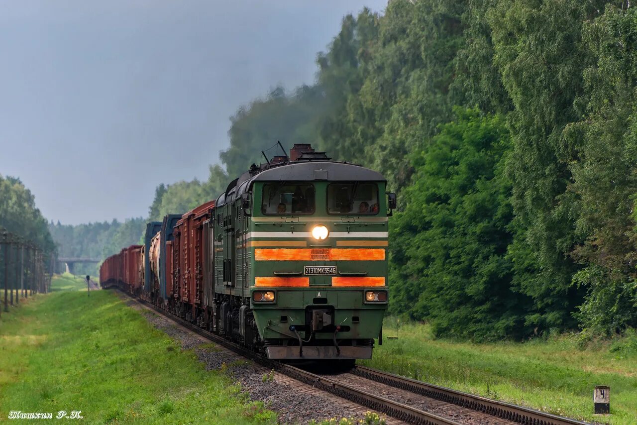 Звук железной дороги. 2тэ116-1043. 2тэ10м-2242. Поезд фото. Локомотив поезд.