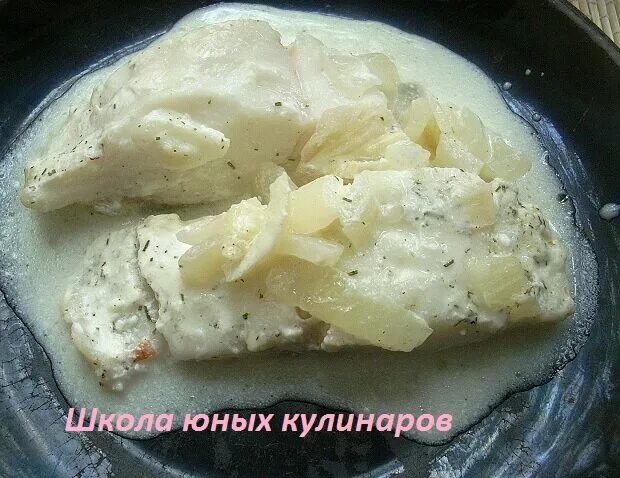 Филе трески на сковороде с луком. Треска в сметанном соусе на сковороде. треска в сметане. треска томленая в сметане. треска тушеная в сметане.