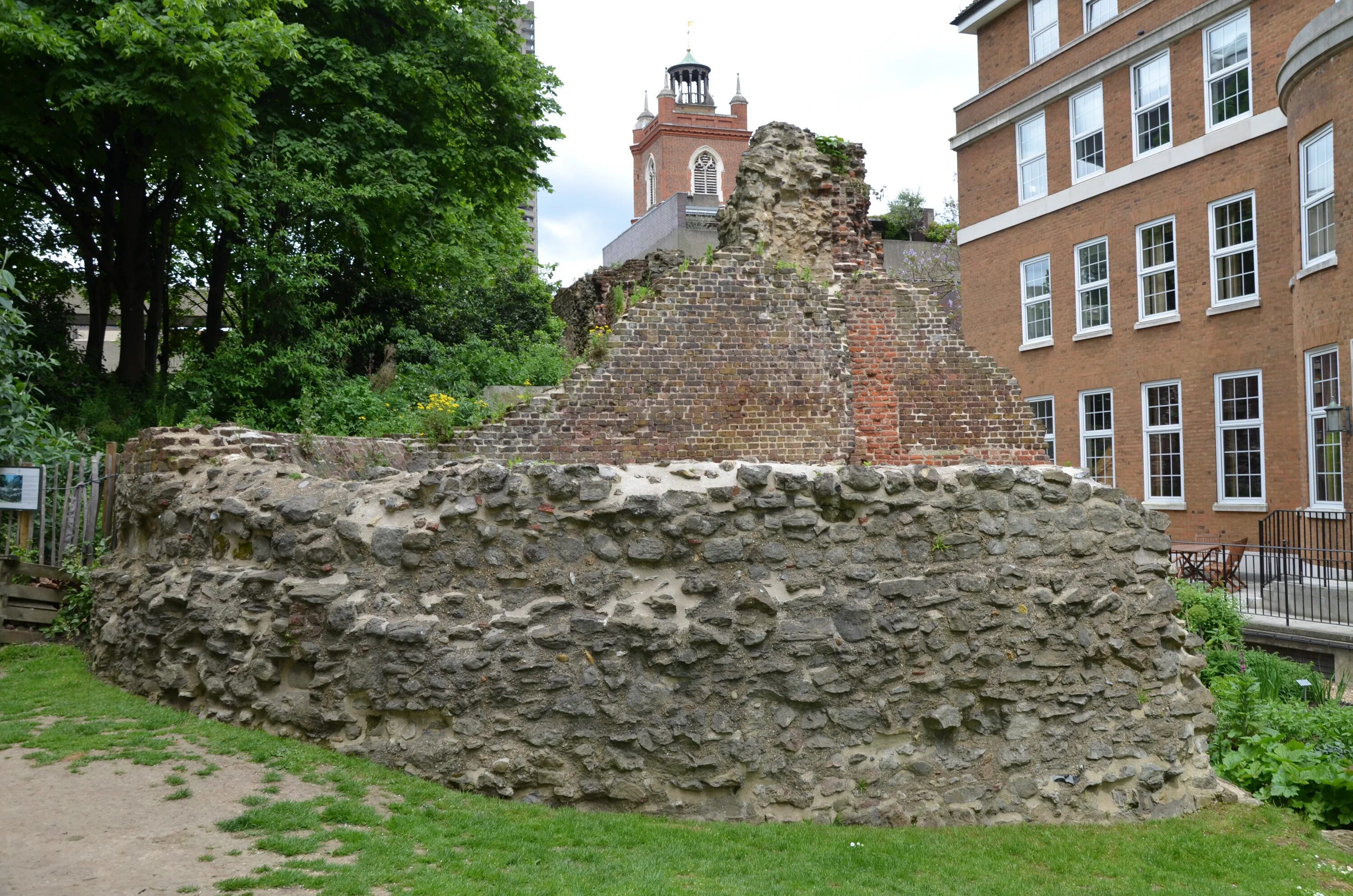 Лондиниум. Лондонская стена 2-3 века. Roman Wall London. Лондиниум фото.