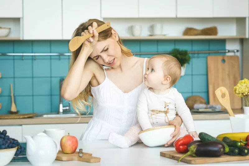 Мама утром на кухне. Кухня для детей. Женщина с ребенком. Женщина с ребенком на кухне. Мама с ребенком на кухне.