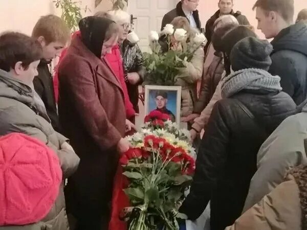 Новости энгельс похороны рузайкина дениса фото Мечтал построить дом для жены и дочки!": с погибшим во время спецоперации 22-лет